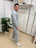 Conjunto deportivo gris