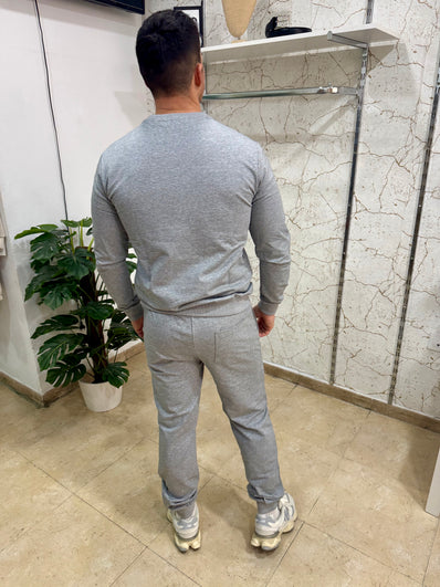 Conjunto deportivo gris