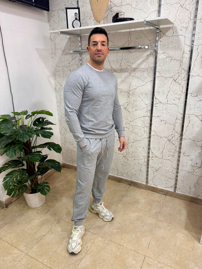 Conjunto deportivo gris