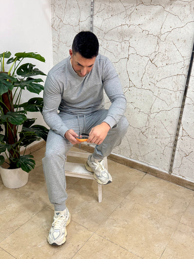 Conjunto deportivo gris