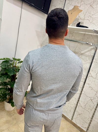 Conjunto deportivo gris