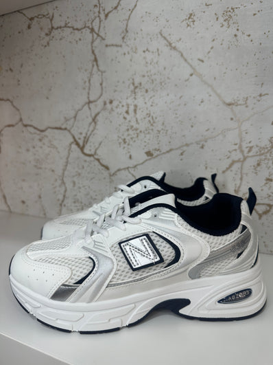 Deportiva N azul marino